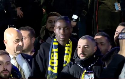 "Fenerbahçe'nin Genç Golcüsü Sidiki Cherif, İstanbul'da Coşkulu Karşılama!"